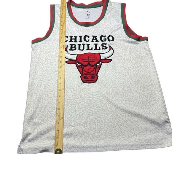 NBA Chicago Bulls Rare Jersey Mens M Green/Red Trim Embroidered Logo Cream - Picture 11 of 13